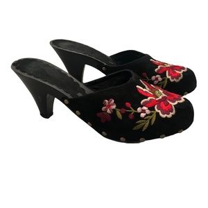 BEVERLY FELDMAN BLACK SUEDE EMBROIDERED MULTICOLOR FLORAL MULES CLOGS
